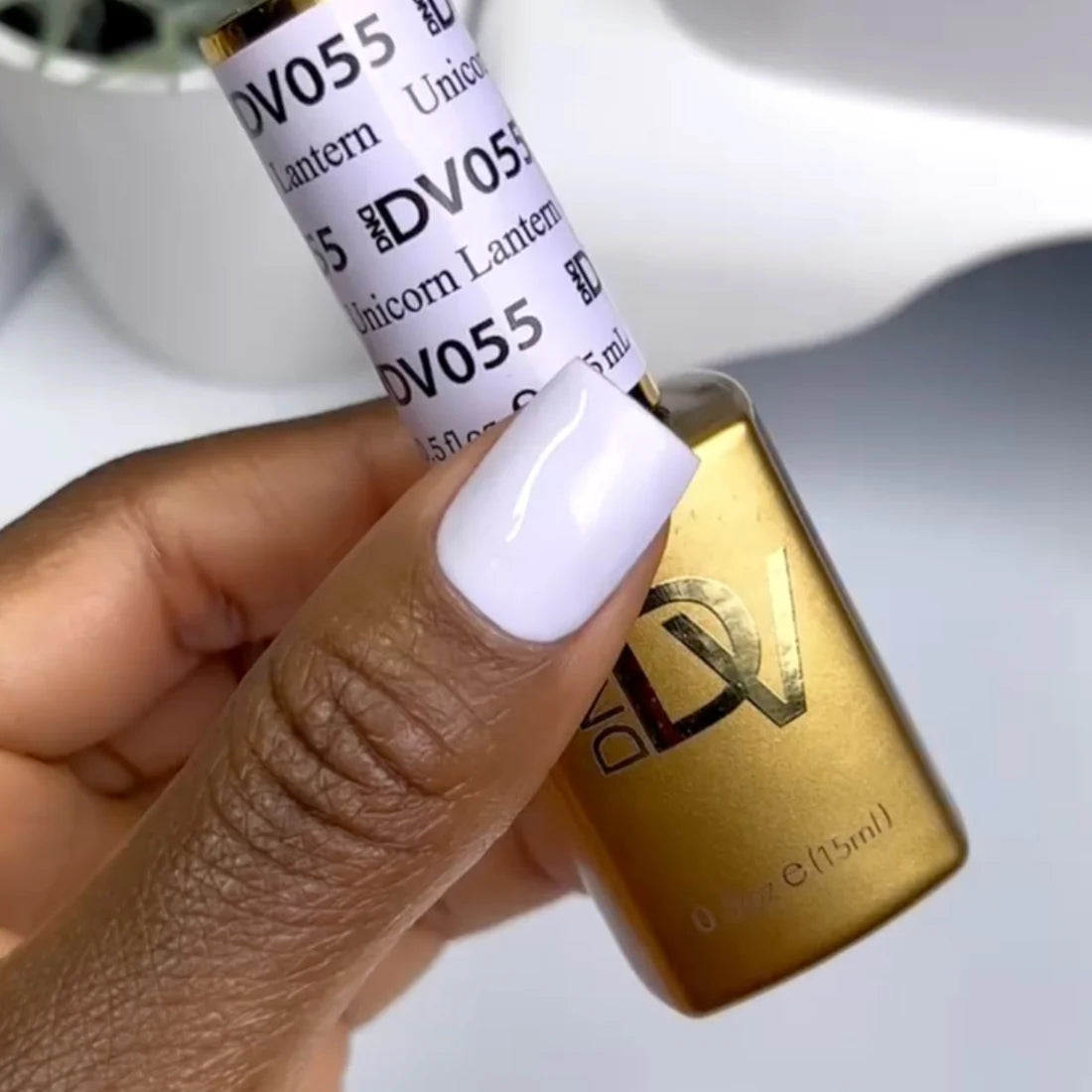DND Diva Gel Polish - 055 Unicorn Lantern finger