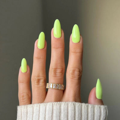 DND Diva Gel Polish - 117 Dewy Limeade hand