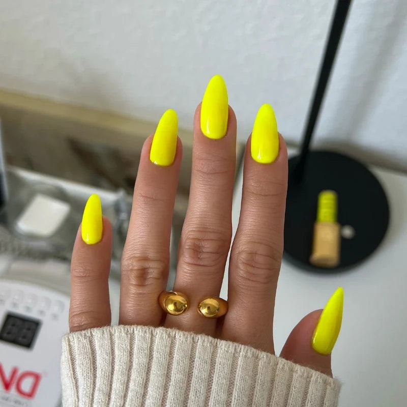 DND Diva Gel Polish - 189 Tennis Ball hand