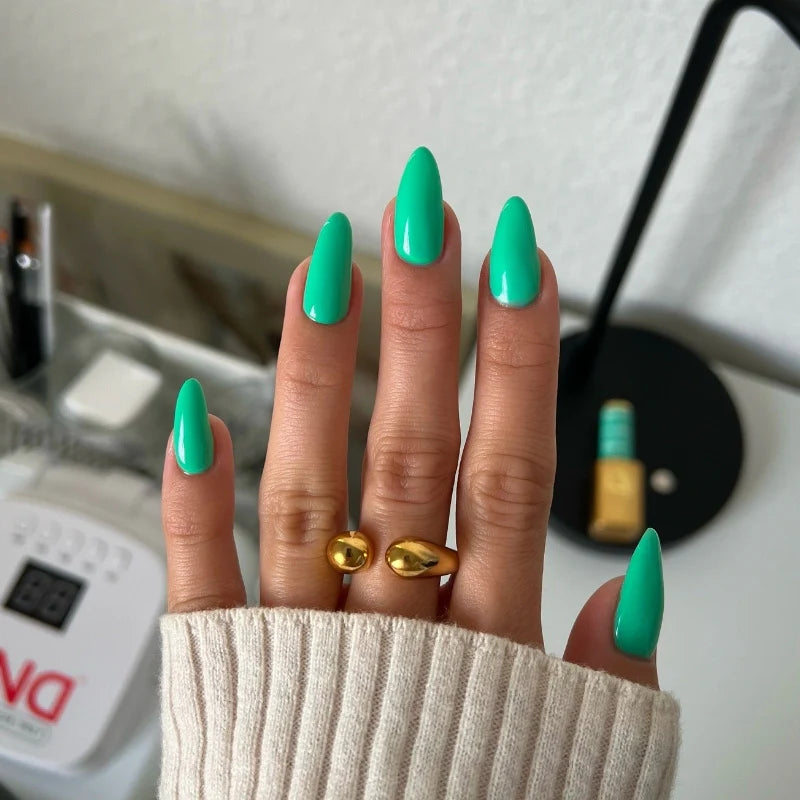 DND Diva Gel Polish - 193 Hot Girl Walks hand