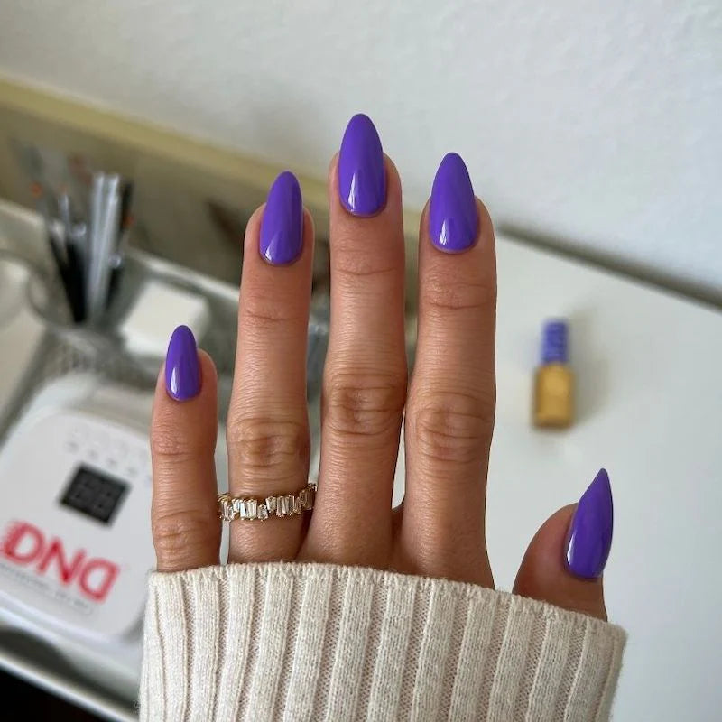 DND Diva Gel Polish - 225 Scorpio's Discovery hand