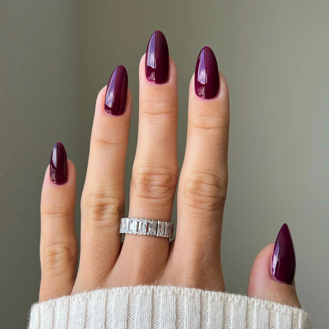 DND Gel Polish - 455 Plum Passion hand