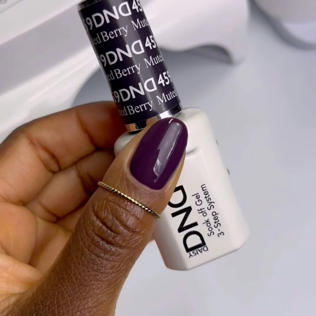 DND Gel Polish - 459 Muted Berry finger