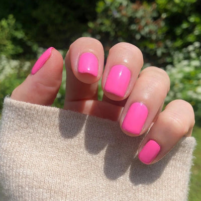 DND Gel Polish - 644 Pink Promise hand