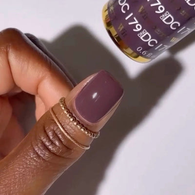 finger wearing DND DC Gel - 179 Wineberry