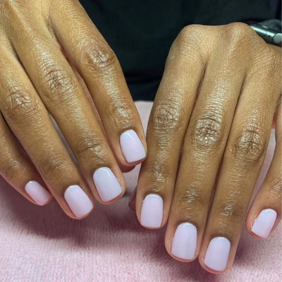 hands wearing DND DC Gel - 122 Soft Pink