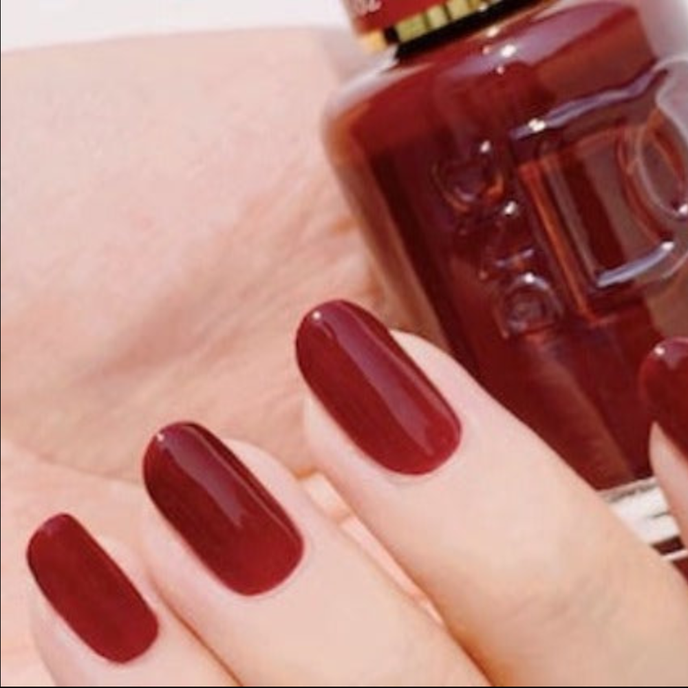 hands wearing DND DC Gel - 162 Clear Red