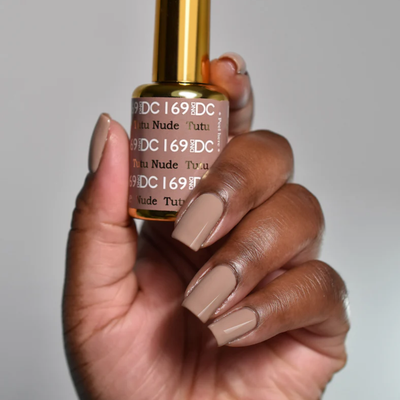 hands wearing DND DC Gel - 169 Tutu Nude