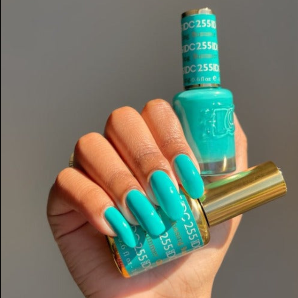hands wearing DND DC Gel - 255 Chasing Summer