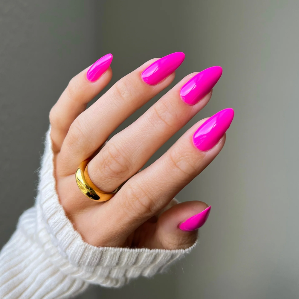 hands wearing DND DC Gel - 283 Aroma