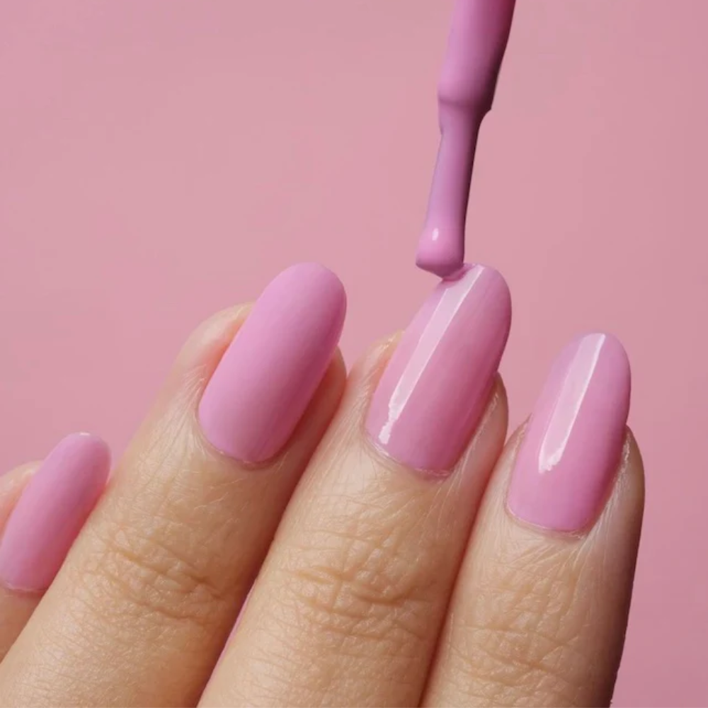 hands wearing DND DC Gel - 147 Pink Powder