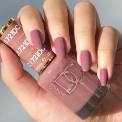 hands wearing DND DC Gel - 172 Sugar Pink