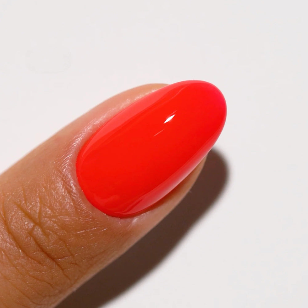 finger wearing DND Gel Polish 712 Ruth