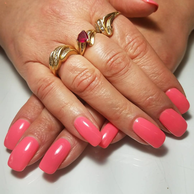 hands wearing DND Gel Polish 556 Coral Reef