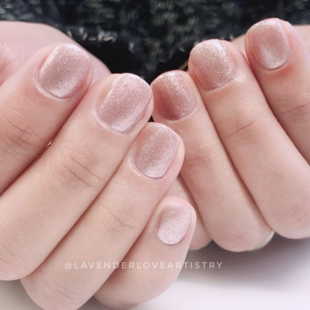 hands wearing DND Gel Polish 709 Georgia Peach