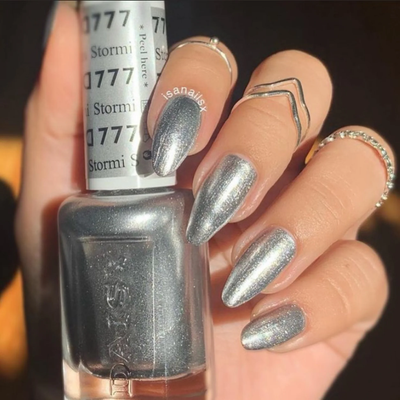 hands wearing DND Gel Polish - 777 Stormi