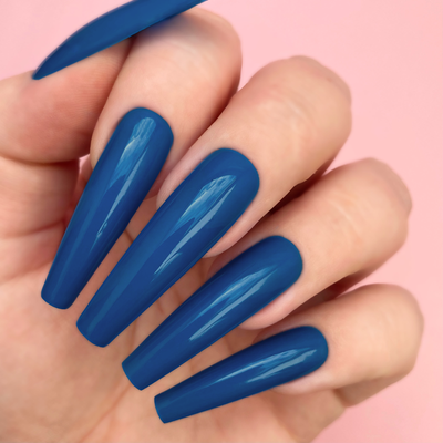 Hands wearing D5082 Blue Moon All-in-One Powder by Kiara Sky