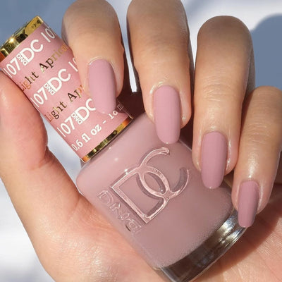 hands wearing DND DC Gel - 107 Light Apricot
