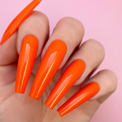 Hands wearing D5097 O.C. All-in-One Powder by Kiara Sky